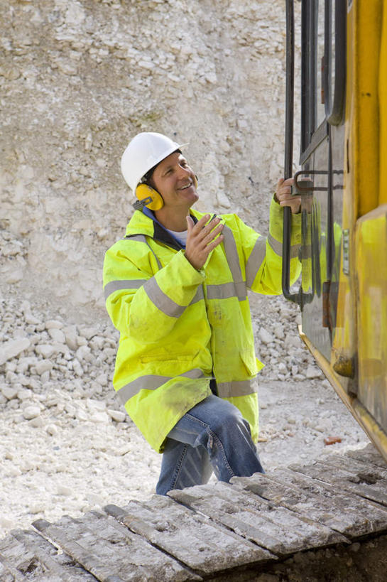 西方人,一个人,站,笑,微笑,露齿笑,竖图,室外,白天,正面,工作服,制服,技术,建筑,帽子,欧洲,欧洲人,仅一个男性,仅一个人,仅一个中年男性,头盔,墙,注视,设备,墙壁,墙面,吊车,施工,黄色,白色,安全帽,建筑工地,交通工具,观察,看,站着,机械,起重机,观看,工程,察看,关注,载具,地盘,建筑地盘,施工地盘,工作制服,工作车,施工车,汽车吊,男人,男性,中年男性,白种人,抬头,仰头,站立,半身,彩图,工作套服,工地