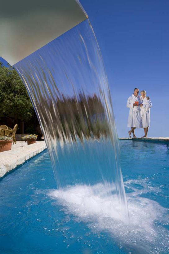 西方人,中年人,两个人,家庭,夫妻,游泳池,站,抱,竖图,室外,白天,侧面,浴袍,爱情,瀑布,水,植物,欧洲,欧洲人,阴影,飞溅,溅,光线,液体,影子,水池,水滴,水花,水面,浪漫,泳池,相视,水珠,树,树木,蓝色,绿色,白色,蓝天,天空,阳光,自然,天,站着,温暖,温馨,一家人,面对面,恩爱,恋人,生长,晴朗,成长,抱着,对视,和睦,互视,搂着,喷洒,相对,万里无云,相看,男人,男性,女人,女性,中年男性,中年女性,白种人,夫妇,情侣,跌水,晴空,晴空万里,搂,搂抱,站立,彩图,全身,汤帷子,浴衣,伴侣,融洽