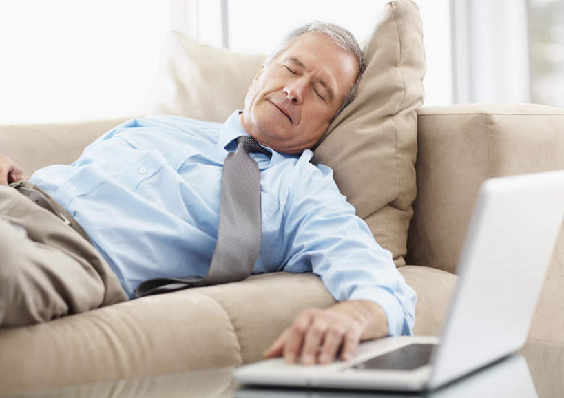 西方人,一个人,商务人士,商务男性,办公室,躺,闭眼,摸,睡,横图,室内,白天,正面,衬衫,电脑,笔记本电脑,窗户,靠垫,沙发,桌子,欧洲,欧洲人,仅一个男性,仅一个人,抚摸,套装,网络,木制,靠枕,领带,茶几,通讯设备,玻璃窗,木制品,垫子,枕头,仅一个老年男性,疲倦,疲劳,无线,疲惫,象征,庄重,失落,通信设备,商务装,身份,无线网络,布艺沙发,无线上网,便携式电脑,工薪阶层,疲乏,正式,地位,卧着,手提电脑,老年男性,男人,男性,白种人,白领,上班族,闭眼睛,闭着眼,闭着眼睛,触摸,接触,困,困觉,寝息,睡觉,躺着,卧,半身,彩图,衬衣,短发