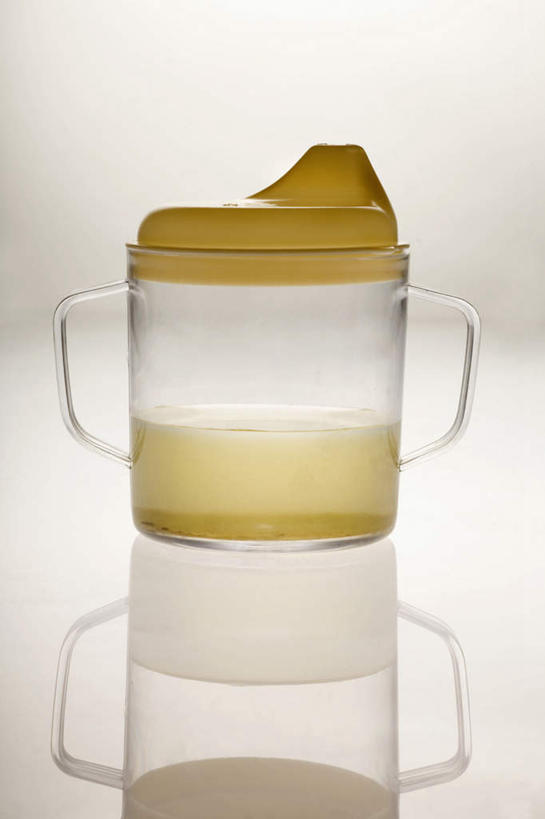 无人,竖图,室内,特写,白天,白色背景,正面,水,桌面,桌子,杯子,阴影,反射,液体,影子,饮用水,水杯,矿泉水,摄影,影棚,婴儿用品,污染,蒸馏水,茶杯,彩图,影棚拍摄,拍摄,水污染