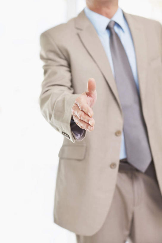 西方人,一个人,同事,商务人士,商务男性,办公室,站,握手,竖图,室内,白天,正面,衬衫,成功,合作,团队,集体,信心,欧洲,欧洲人,仅一个男性,仅一个人,套装,墙,领带,队伍,墙壁,墙面,站着,仅一个老年男性,领导,象征,庄重,成就,商务装,身份,合伙,领袖,工薪阶层,正式,地位,老年男性,男人,男性,白种人,白领,上班族,搀手,拉手,手搀手,手拉手,手牵手,手握手,站立,半身,彩图,衬衣