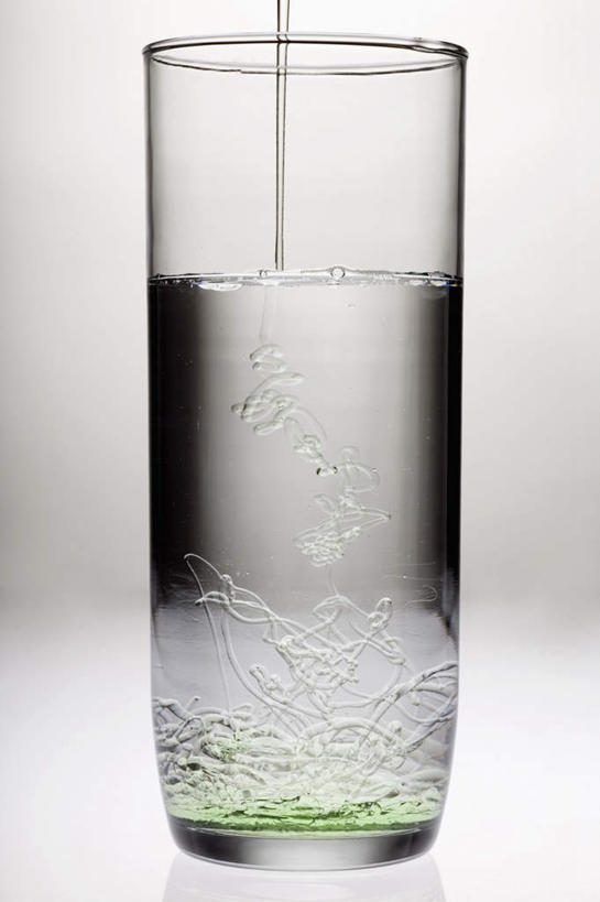 无人,竖图,室内,特写,白天,白色背景,正面,石油,水,桌面,桌子,杯子,阴影,反射,液体,影子,一杯,饮用水,玻璃制品,水杯,矿泉水,摄影,流动,影棚,污染,燃料,蒸馏水,玻璃杯,彩图,影棚拍摄,拍摄,水污染