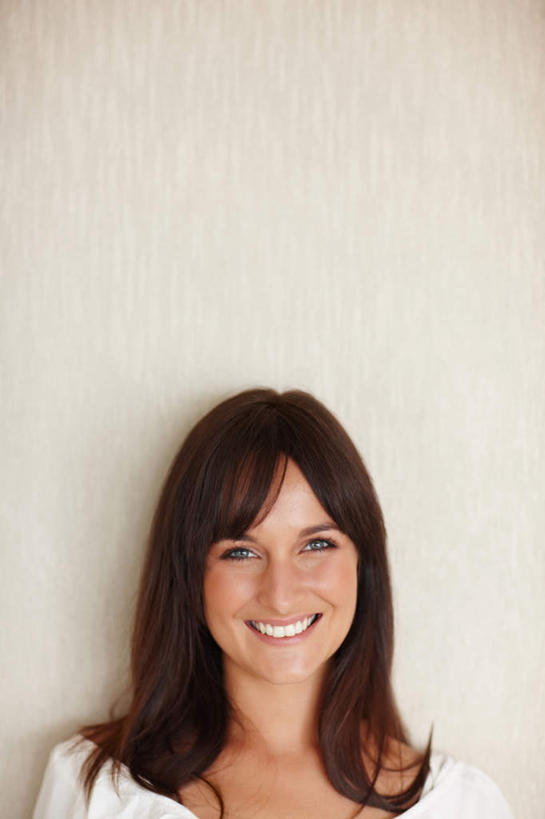 西方人,脸,头,脸颊,一个人,站,笑,微笑,露齿笑,竖图,室内,特写,白天,白色背景,正面,欧洲,欧洲人,仅一个女性,仅一个人,服装,墙,棕色,注视,休闲装,肩膀,墙壁,墙面,衣服,白色,观察,看,靠,靠着,站着,仅一个中年女性,休闲,休闲服,摄影,服饰,影棚,观看,察看,关注,女人,女性,中年女性,白种人,头部,长发,脸部,脸蛋,面部,站立,半身,彩图,影棚拍摄,拍摄