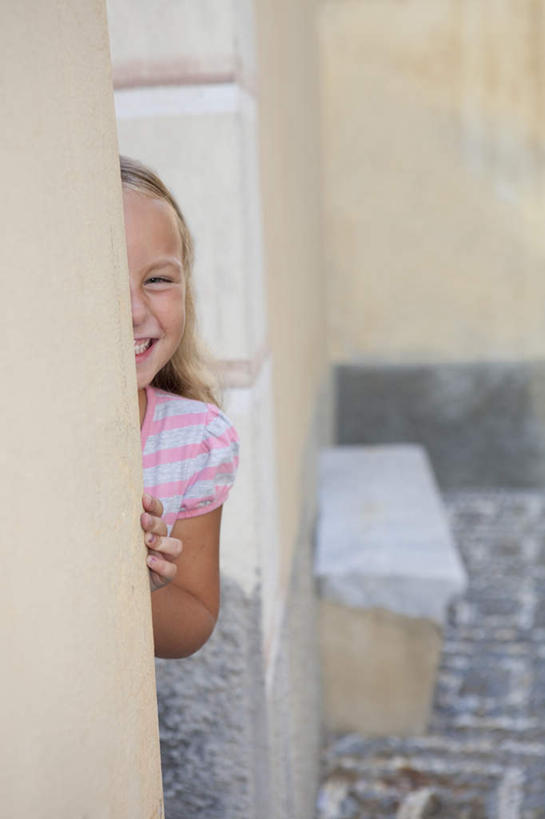 西方人,儿童,一个人,站,笑,微笑,露齿笑,竖图,室外,白天,正面,游戏,纯洁,门,欧洲,欧洲人,仅一个女性,仅一个人,躲藏,条纹,服装,朦胧,模糊,墙,玩,注视,休闲装,娱乐,墙壁,墙面,小孩,衣服,粉色,门框,扶,观察,看,站着,仅一个小孩,休闲,休闲服,可爱,童年,童趣,服饰,观看,活动,察看,扶着,发泄,关注,消遣,智力,童真,烂漫,无邪,宣泄,天真,女孩,女人,女性,白种人,孩子,玩耍,嬉戏,站立,半身,彩图,女生