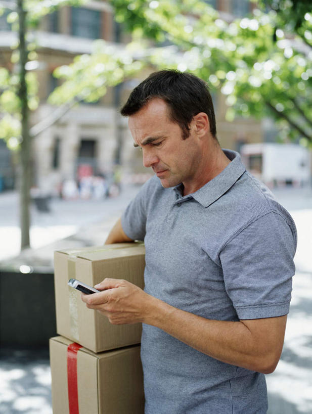 西方人,背,一个人,竖图,室外,白天,正面,草地,草坪,植物,欧洲,欧洲人,仅一个男性,仅一个人,仅一个中年男性,握,阴影,电力,光线,包装,电线,电线杆,线,影子,纸箱,电能,拿,线路,拿着,注视,草,树,树木,绿色,阳光,自然,容器,箱子,背着,观察,看,握着,生长,成长,观看,电,电源,察看,关注,纸板箱,能量,包装箱,背负,男人,男性,中年男性,白种人,半身,彩图