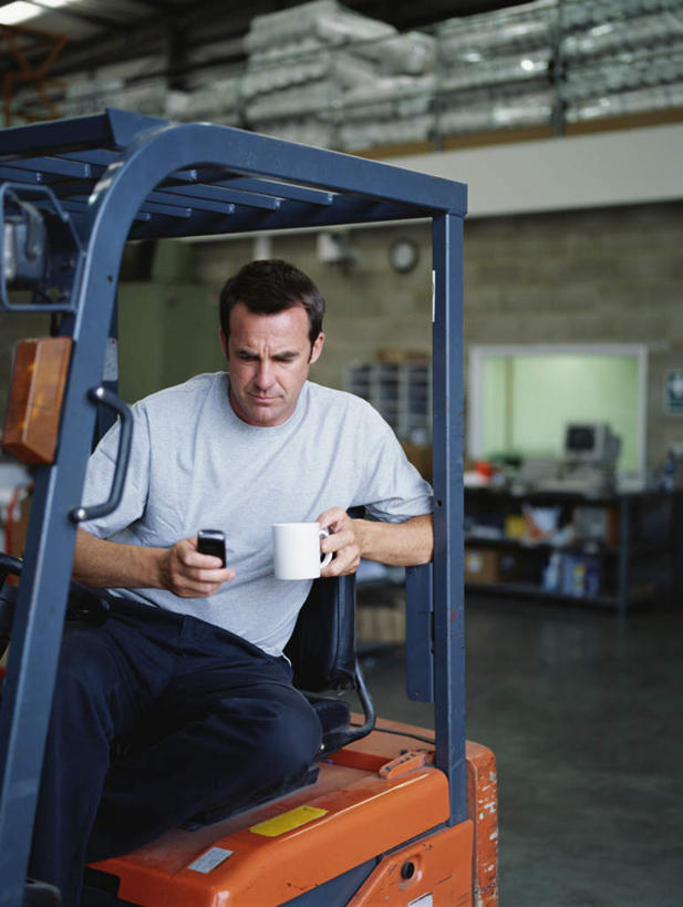 咖啡,西方人,一个人,坐,打电话,搬运,竖图,室内,白天,正面,幸福,技术,杯子,电话,手机,欧洲,欧洲人,仅一个男性,仅一个人,仅一个中年男性,一堆,一辆,许多,停靠,握,堆叠,堆积,服装,包装,瓷器,纸箱,咖啡杯,陶瓷制品,地面,一杯,拿,仓库,拿着,注视,休闲装,娱乐,通讯设备,车,饮料,衣服,容器,箱子,交通工具,观察,看,享受,休闲,温馨,休闲服,机械,工程车,放松,乐趣,握着,工业,服饰,观看,堆,工程,叉车,察看,提神,舒适,关注,载具,纸板箱,瓷杯,醒脑,包装箱,软饮料,交通运输,工作车,交流,男人,男性,中年男性,白种人,沟通,通话,坐着,半身,彩图