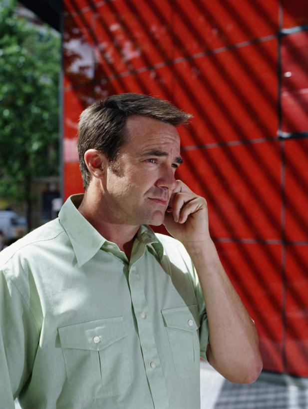 西方人,一个人,走,笑,打电话,微笑,竖图,室外,白天,侧面,工作服,衬衫,制服,植物,电话,手机,欧洲,欧洲人,仅一个男性,仅一个人,仅一个中年男性,阴影,光线,影子,墙,注视,通讯设备,墙壁,墙面,树,树木,红色,绿色,阳光,自然,观察,看,快递员,生长,成长,观看,察看,关注,快递,速递,工作制服,交流,男人,男性,中年男性,白种人,步行,沟通,散步,通话,走路,半身,彩图,衬衣,工作套服