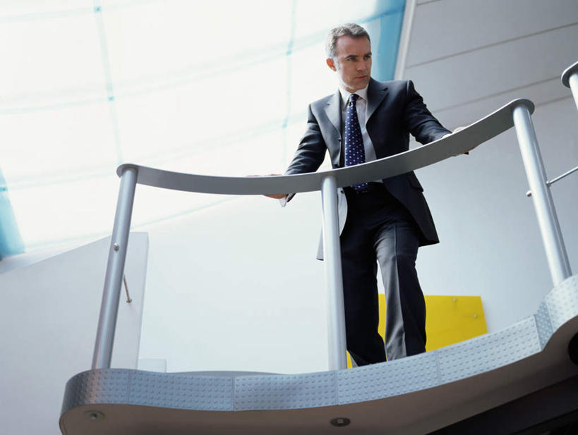 西方人,一个人,商务人士,商务男性,栏杆,露台,站,横图,室内,白天,仰视,衬衫,天花板,阳台,欧洲,欧洲人,仅一个男性,仅一个人,仅一个中年男性,套装,扶手,领带,注视,护栏,低头,扶,观察,看,站着,观看,察看,扶着,象征,庄重,关注,商务装,身份,工薪阶层,正式,地位,男人,男性,中年男性,白种人,白领,上班族,站立,彩图,低角度拍摄,全身,衬衣,露天阳台