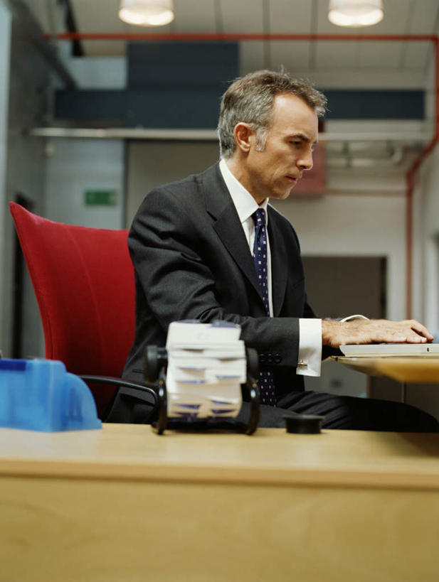 西方人,一个人,商务人士,商务男性,坐,竖图,室内,白天,侧面,衬衫,电脑,笔记本电脑,天花板,桌面,桌子,椅子,照明,欧洲,欧洲人,仅一个男性,仅一个人,仅一个中年男性,敲打,套装,网络,办公桌,墙,灯光,注视,输入,通讯设备,顶灯,墙壁,墙面,灯,会议椅,灯具,打字,观察,看,观看,点击,敲击,办公椅,照亮,察看,无线,照明设备,关注,通信设备,商务装,无线网络,无线上网,便携式电脑,工薪阶层,商务椅,培训椅,按键,手提电脑,男人,男性,中年男性,白种人,白领,上班族,坐着,半身,彩图,衬衣