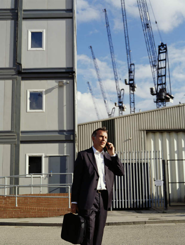 西方人,一个人,商务人士,商务男性,家,走,打电话,竖图,室外,白天,正面,衬衫,技术,窗户,建筑,电话,手机,欧洲,欧洲人,仅一个男性,仅一个人,仅一个中年男性,握,阴影,套装,光线,包,公文包,影子,房屋,屋子,云,云朵,拿,云彩,拿着,注视,设备,通讯设备,楼房,玻璃窗,住宅,吊车,施工,蓝色,白云,蓝天,天空,阳光,交通工具,天,观察,看,机械,起重机,握着,晴朗,公事包,观看,工程,察看,关注,载具,商务装,工薪阶层,工作车,施工车,汽车吊,交流,男人,男性,中年男性,白种人,白领,上班族,晴空,步行,沟通,散步,通话,走路,半身,彩图,衬衣,房子