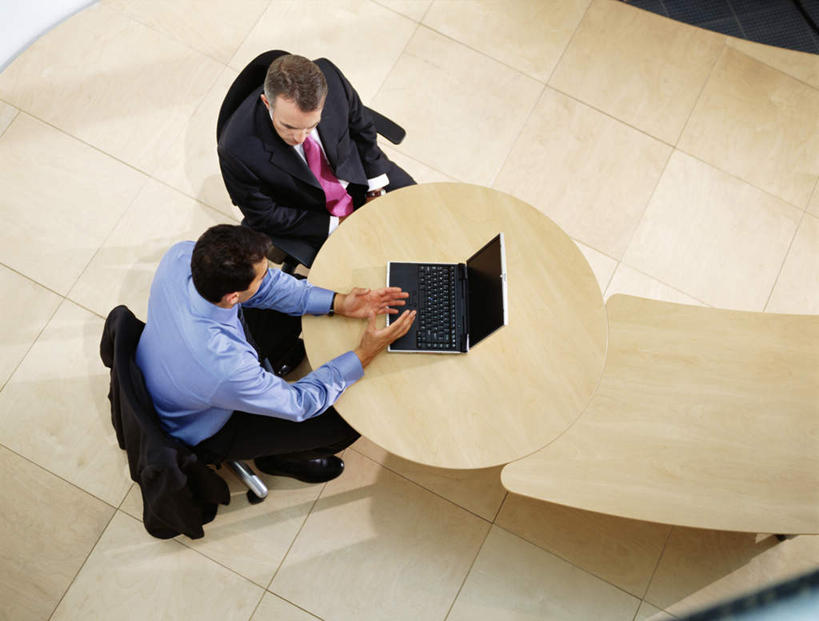 西方人,两个人,同事,商务人士,商务男性,办公室,坐,横图,俯视,室外,白天,衬衫,成功,合作,团队,集体,信心,电脑,笔记本电脑,桌子,椅子,欧洲,欧洲人,敲打,阴影,套装,反射,网络,瓷砖,地砖,影子,办公桌,地面,注视,输入,通讯设备,队伍,会议椅,打字,观察,看,观看,点击,敲击,办公椅,察看,无线,领导,成就,关注,通信设备,商务装,无线网络,合伙,领袖,无线上网,便携式电脑,工薪阶层,商务椅,培训椅,按键,手提电脑,男人,男性,年轻男性,白种人,白领,上班族,坐着,彩图,高角度拍摄,全身,衬衣