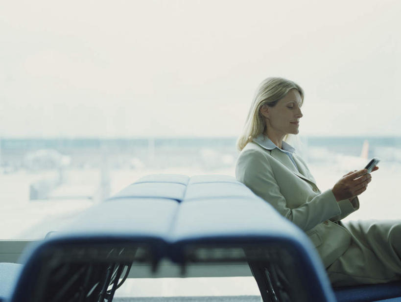 西方人,一个人,商务人士,商务女性,机场,坐,打电话,横图,室内,白天,侧面,窗户,落地窗,飞机,飞机场,电话,手机,椅子,欧洲,欧洲人,仅一个女性,仅一个人,握,套装,交通,拿,拿着,注视,通讯设备,航空,候机厅,玻璃窗,蓝色,停机坪,交通工具,观察,看,仅一个中年女性,金色,握着,运输,观看,察看,客机,关注,载具,候机室,商务装,工薪阶层,排椅,待机室,交流,女人,女性,中年女性,白种人,长发,白领,上班族,航空站,空港,沟通,通话,坐着,半身,彩图