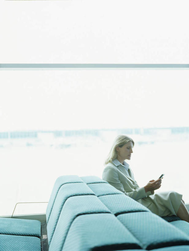 西方人,一个人,商务人士,商务女性,机场,坐,打电话,竖图,室内,白天,侧面,窗户,落地窗,飞机,飞机场,电话,手机,椅子,欧洲,欧洲人,仅一个女性,仅一个人,握,套装,交通,拿,拿着,注视,通讯设备,航空,候机厅,玻璃窗,蓝色,停机坪,交通工具,观察,看,仅一个中年女性,金色,握着,运输,观看,察看,操作,客机,关注,载具,候机室,商务装,工薪阶层,排椅,待机室,交流,按键,女人,女性,中年女性,白种人,长发,白领,上班族,航空站,空港,沟通,通话,坐着,半身,彩图