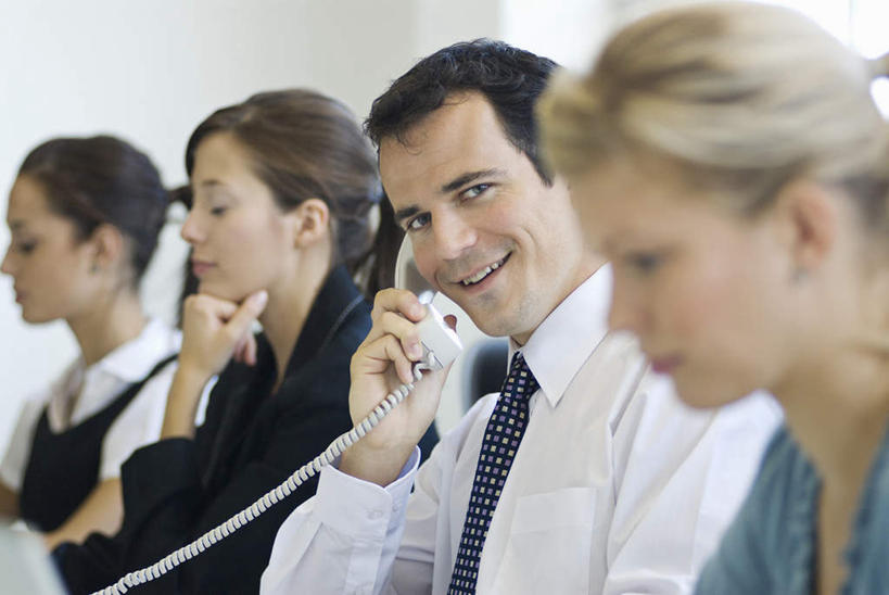 西方人,四个人,同事,商务人士,商务男性,商务女性,坐,笑,打电话,微笑,露齿笑,横图,室内,白天,正面,衬衫,成功,合作,团队,集体,信心,电话,欧洲,欧洲人,撑,握,套装,朦胧,模糊,墙,拿,拿着,托腮,注视,通讯设备,队伍,墙壁,墙面,话筒,观察,看,托,思考,电话线,握着,观看,察看,领导,固定电话,倾听,成就,关注,托下巴,商务装,合伙,领袖,工薪阶层,思虑,交流,男人,男性,年轻女性,女人,女性,中年男性,白种人,白领,上班族,电话机,沟通,通话,坐着,半身,彩图,衬衣