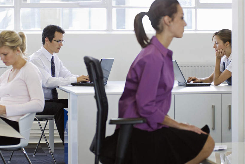 西方人,四个人,同事,商务人士,商务男性,商务女性,办公室,坐,横图,室内,白天,正面,衬衫,成功,合作,团队,集体,信心,电脑,笔记本电脑,窗户,桌子,椅子,欧洲,欧洲人,撑,敲打,套装,工作,网络,办公桌,墙,托腮,注视,输入,通讯设备,队伍,玻璃窗,墙壁,墙面,会议椅,打字,观察,看,托,观看,点击,敲击,办公椅,察看,无线,领导,成就,关注,托下巴,通信设备,商务装,无线网络,合伙,领袖,无线上网,便携式电脑,工薪阶层,商务椅,培训椅,按键,手提电脑,男人,男性,年轻女性,女人,女性,中年男性,白种人,白领,上班族,坐着,半身,彩图,衬衣