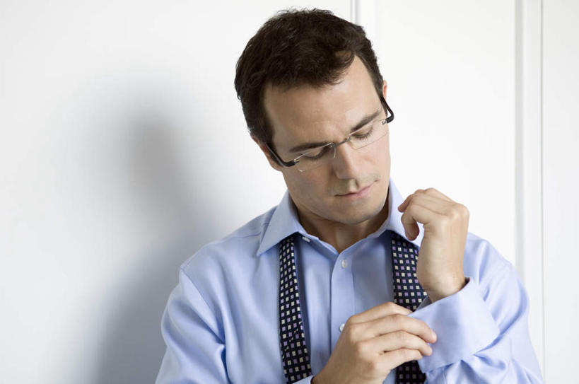 西方人,一个人,商务人士,商务男性,站,横图,室内,白天,正面,衬衫,欧洲,欧洲人,仅一个男性,仅一个人,仅一个中年男性,握,阴影,套装,反射,眼镜,影子,墙,领带,拿,拿着,注视,穿,墙壁,墙面,观察,看,站着,握着,观看,整理,察看,象征,庄重,关注,商务装,身份,近视眼镜,工薪阶层,正式,地位,男人,男性,中年男性,白种人,白领,上班族,站立,半身,彩图,衬衣