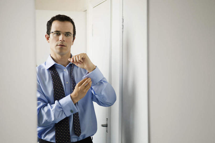 西方人,一个人,无人,商务人士,商务男性,站,横图,室内,白天,正面,衬衫,镜子,欧洲,欧洲人,仅一个男性,仅一个人,仅一个中年男性,握,阴影,套装,反射,眼镜,影子,墙,领带,拿,拿着,注视,穿,墙壁,墙面,观察,看,站着,握着,观看,整理,镜像,察看,象征,庄重,镜面,关注,商务装,身份,近视眼镜,工薪阶层,正式,地位,男人,男性,中年男性,白种人,白领,上班族,站立,半身,彩图,衬衣