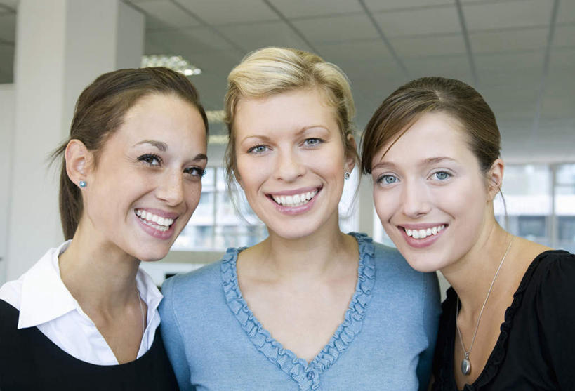 西方人,三个人,同事,商务人士,商务女性,办公室,站,笑,微笑,露齿笑,横图,室内,白天,正面,成功,合作,团队,集体,信心,窗户,天花板,欧洲,欧洲人,套装,墙,注视,队伍,玻璃窗,墙壁,墙面,观察,看,靠,靠着,站着,观看,察看,领导,成就,关注,商务装,合伙,领袖,工薪阶层,年轻女性,女人,女性,白种人,白领,上班族,站立,半身,彩图