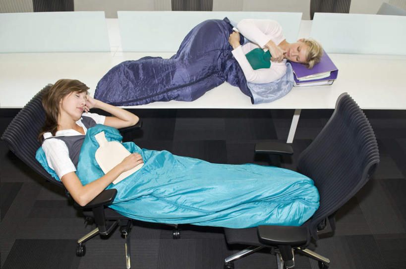 西方人,两个人,同事,商务人士,商务女性,办公室,躺,闭眼,睡,横图,俯视,室内,白天,成功,合作,团队,集体,信心,桌子,袋子,椅子,欧洲,欧洲人,撑,套装,办公桌,地面,托腮,队伍,会议椅,容器,托,疲倦,橡胶,储藏,办公椅,疲劳,领导,加班,疲惫,热水袋,成就,储存,托下巴,失落,露营,睡袋,商务装,野营,合伙,领袖,工薪阶层,橡胶制品,宿营,疲乏,快捷,商务椅,培训椅,方便,暖水袋,卧着,年轻女性,女人,女性,白种人,白领,上班族,闭眼睛,闭着眼,闭着眼睛,困,困觉,寝息,睡觉,躺着,卧,彩图,高角度拍摄,全身,贮存