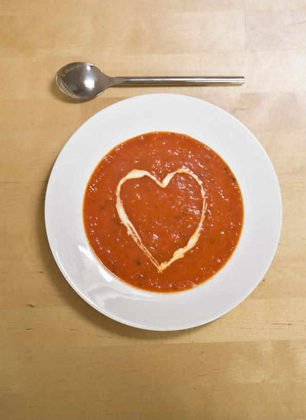 无人,竖图,俯视,室内,特写,白天,爱情,餐桌,桌面,桌子,西红柿,餐具,爱心,圆形,碟子,盘,勺子,汤,浪漫,红色,盘子,调羹,碟,汤匙,温暖,温馨,心形,恩爱,餐台,和睦,心型,番茄,彩图,高角度拍摄,融洽