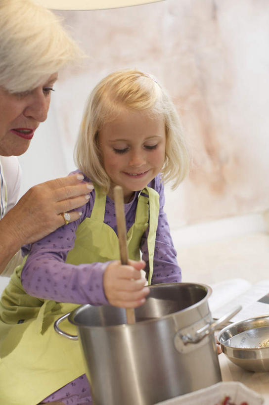 西方人,儿童,老年人,头发,两个人,家庭,祖母,站,笑,微笑,竖图,室内,白天,正面,烹饪,纯洁,厨房,窗户,桌面,桌子,厨具,金属制品,欧洲,欧洲人,弯腰,握,服装,金属,木制,锅子,围裙,勺子,拿,拿着,注视,休闲装,锅,玻璃窗,小孩,衣服,紫色,白色,木制品,调羹,汤匙,观察,搅拌,看,站着,休闲,温暖,温馨,一家人,休闲服,金色,可爱,童年,童趣,握着,服饰,奶奶,锅具,观看,祖孙,和睦,察看,关注,童真,烂漫,无邪,烹饪用具,外婆,外孙女,外祖母,弯身,天真,老年女性,女孩,女人,女性,白种人,孩子,孙女,烹调用具,烹调,站立,半身,彩图,灶间,厨房料理台,融洽,女生,料理台