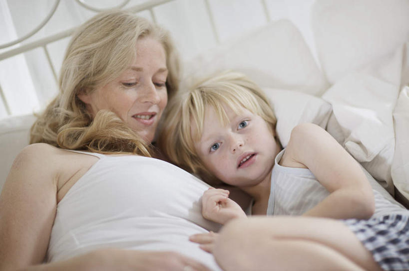 西方人,儿童,中年人,孕妇,头发,两个人,家庭,母亲,儿子,躺,抱,笑,微笑,露齿笑,横图,俯视,室内,白天,纯洁,床,卧室,吊带,欧洲,欧洲人,服装,双人床,床单,注视,吊带衫,被子,小孩,衣服,观察,看,温暖,温馨,母子,一家人,怀孕,金色,可爱,母爱,童年,童趣,服饰,抱着,观看,和睦,察看,被单,搂着,待产,衣着,穿着,关注,童真,烂漫,无邪,妊娠,准妈妈,衣饰,卧着,天真,男孩,女人,女性,中年女性,白种人,孩子,产妇,搂,搂抱,躺着,卧,半身,彩图,高角度拍摄,睡房,卧房,融洽,男生