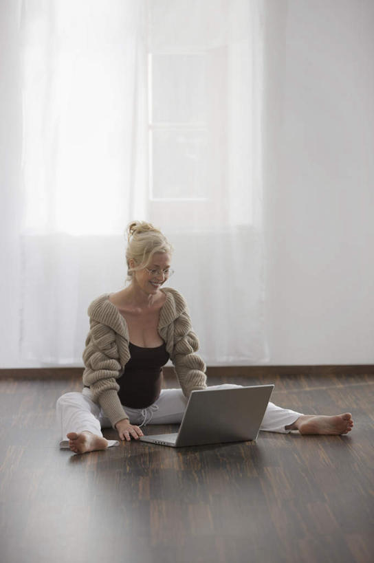 西方人,一个人,坐,笑,微笑,竖图,室内,白天,正面,电脑,笔记本电脑,窗户,窗帘,地板,吊带,欧洲,欧洲人,仅一个女性,仅一个人,敲打,服装,装饰,网络,地面,注视,吊带衫,光脚,输入,通讯设备,木地板,衣服,白色,黑色,帘子,打字,观察,看,仅一个中年女性,赤脚,金色,遮阳,服饰,观看,张开双腿,点击,华丽,修饰,敲击,盘发,点缀,察看,无线,衣着,穿着,关注,通信设备,无线网络,无线上网,便携式电脑,衬托,美观,雅致,雅观,衣饰,展开双腿,按键,手提电脑,女人,女性,中年女性,白种人,坐着,彩图,全身,伸展双腿