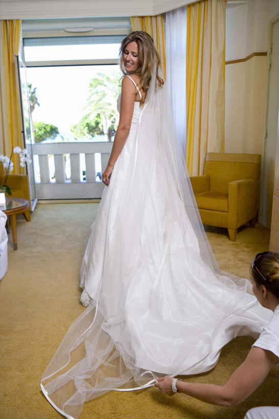 西方人,新娘,客厅,露台,站,笑,微笑,竖图,室内,白天,婚纱,婚礼,快乐,窗户,窗帘,地板,沙发,阳台,欧洲,欧洲人,庆祝,装饰,墙,地面,结婚,注视,旋转,木地板,玻璃窗,墙壁,墙面,背面,帘子,观察,看,趴着,站着,喜庆,金色,遮阳,观看,整理,纪念,华丽,修饰,点缀,察看,起居室,关注,布艺沙发,衬托,美观,雅致,雅观,客堂,年轻女性,女人,女性,中年女性,白种人,长发,趴,站立,彩图,全身,婚礼服,礼服,高兴,露天阳台