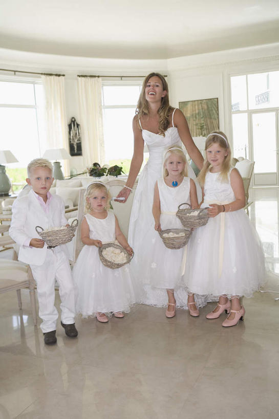 西方人,儿童,兄弟,姐妹,新娘,客厅,站,坐,笑,微笑,竖图,室内,白天,正面,婚纱,婚礼,快乐,纯洁,窗户,沙发,天花板,欧洲,欧洲人,五个人,握,庆祝,盛开,瓷砖,地砖,墙,地面,许多人,结婚,拿,花蕾,拿着,注视,玻璃窗,墙壁,墙面,花,花瓣,花朵,鲜花,小孩,花苞,花蕊,观察,看,站着,一群人,喜庆,可爱,童年,童趣,握着,观看,纪念,察看,起居室,关注,花童,布艺沙发,童真,烂漫,无邪,小傧相,客堂,天真,男孩,男人,男性,年轻女性,女孩,女人,女性,白种人,孩子,站立,坐着,彩图,全身,婚礼服,礼服,高兴,男生,女生