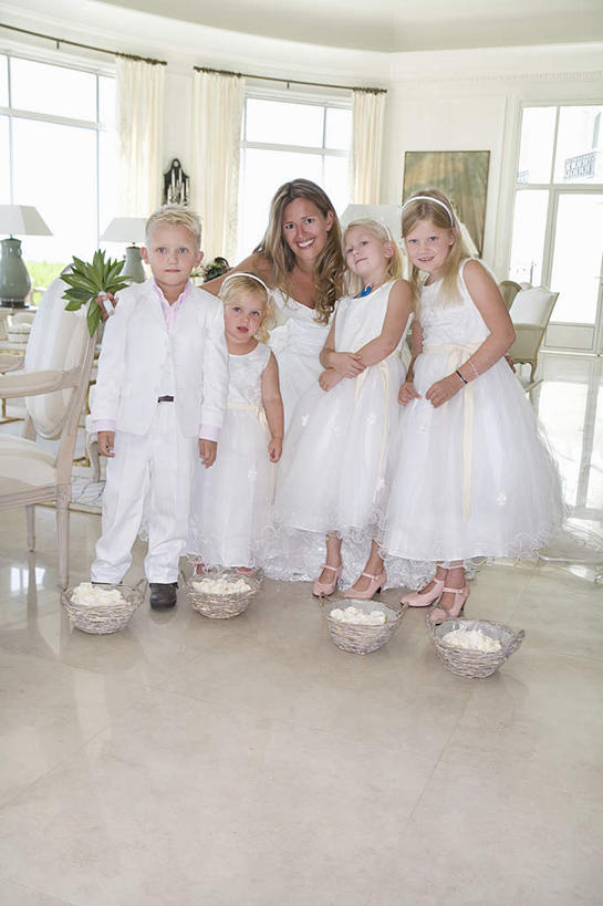 西方人,儿童,兄弟,姐妹,新娘,客厅,坐,抱,笑,微笑,竖图,室内,白天,正面,婚纱,婚礼,快乐,纯洁,窗户,沙发,天花板,欧洲,欧洲人,五个人,弯腰,握,庆祝,盛开,瓷砖,地砖,墙,地面,许多人,结婚,拿,花蕾,拿着,注视,玻璃窗,墙壁,墙面,花,花瓣,花朵,鲜花,小孩,花苞,花蕊,观察,看,一群人,喜庆,可爱,童年,童趣,握着,抱着,观看,纪念,察看,起居室,搂着,关注,花童,布艺沙发,童真,烂漫,无邪,弯身,小傧相,客堂,天真,男孩,男人,男性,年轻女性,女孩,女人,女性,白种人,孩子,搂,坐着,彩图,全身,婚礼服,礼服,高兴,男生,女生