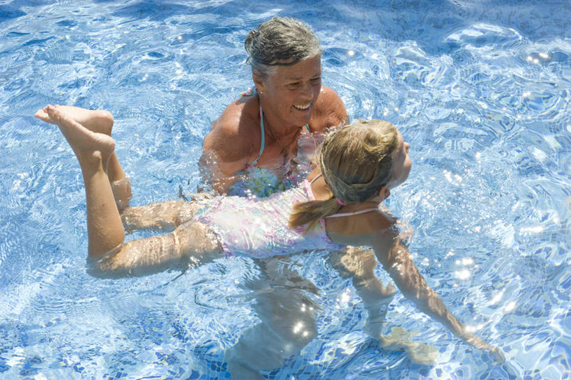 游泳,西方人,儿童,老年人,头发,两个人,家庭,祖母,游泳池,站,笑,微笑,露齿笑,横图,俯视,室外,白天,泳装,纯洁,水,欧洲,欧洲人,学习,阴影,波纹,漂浮,光线,影子,水池,水面,涟漪,注视,光脚,泳池,小孩,蓝色,水纹,阳光,波浪,观察,看,趴着,站着,温暖,温馨,一家人,赤脚,金色,可爱,童年,童趣,奶奶,观看,祖孙,波光粼粼,和睦,察看,关注,童真,烂漫,无邪,连体泳衣,外婆,外孙女,外祖母,水晕,泅水,拍浮,天真,老年女性,女孩,女人,女性,白种人,孩子,孙女,教授,趴,站立,彩图,高角度拍摄,全身,泳衣,融洽,女生