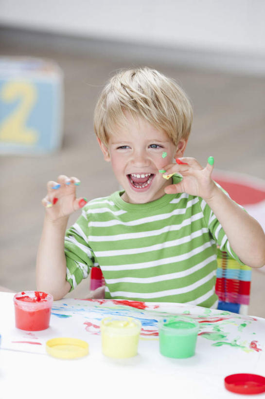 西方人,儿童,一个人,坐,笑,微笑,露齿笑,竖图,室内,白天,正面,绘画,纯洁,餐桌,桌面,桌子,椅子,欧洲,欧洲人,仅一个男性,仅一个人,握,条纹,服装,朦胧,模糊,艺术,墙,地面,拿,拿着,注视,休闲装,墙壁,墙面,小孩,衣服,红色,蓝色,绿色,观察,看,仅一个小孩,休闲,休闲服,金色,可爱,童年,童趣,握着,服饰,餐台,观看,颜料,美术,察看,关注,童真,烂漫,无邪,天真,男孩,男人,男性,白种人,孩子,坐着,半身,彩图,丙烯颜料,短发,男生