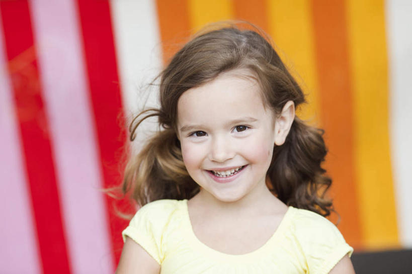 西方人,儿童,一个人,站,笑,微笑,露齿笑,横图,室内,白天,正面,T恤衫,纯洁,欧洲,欧洲人,仅一个女性,仅一个人,条纹,服装,朦胧,模糊,墙,棕色,T恤,注视,休闲装,墙壁,墙面,小孩,衣服,黄色,观察,看,站着,仅一个小孩,休闲,休闲服,可爱,童年,童趣,服饰,观看,察看,关注,童真,烂漫,无邪,天真,女孩,女人,女性,白种人,孩子,长发,卷发,站立,半身,彩图,女生