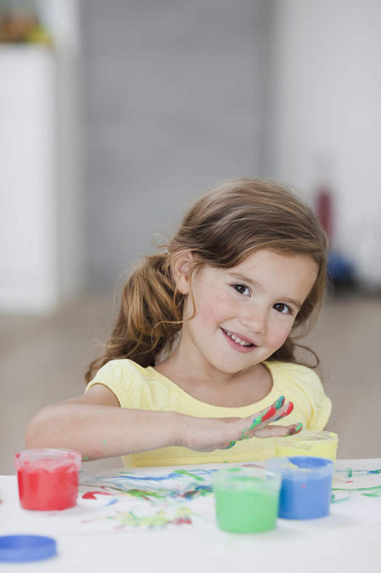 西方人,儿童,一个人,坐,笑,微笑,露齿笑,竖图,室内,白天,正面,T恤衫,绘画,纯洁,地板,门,桌面,桌子,欧洲,欧洲人,仅一个女性,仅一个人,服装,朦胧,模糊,艺术,墙,棕色,地面,T恤,注视,休闲装,木地板,墙壁,墙面,小孩,衣服,黄色,红色,蓝色,绿色,门框,观察,看,仅一个小孩,休闲,休闲服,可爱,童年,童趣,服饰,观看,颜料,美术,察看,关注,童真,烂漫,无邪,天真,女孩,女人,女性,白种人,孩子,长发,卷发,画画,坐着,半身,彩图,丙烯颜料,女生