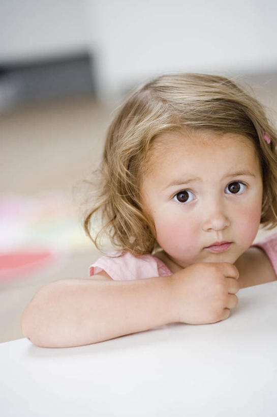 西方人,儿童,一个人,站,竖图,室内,白天,正面,T恤衫,失败,纯洁,地板,桌面,桌子,欧洲,欧洲人,仅一个女性,仅一个人,服装,沮丧,朦胧,模糊,墙,棕色,地面,T恤,注视,休闲装,书桌,木地板,墙壁,墙面,小孩,衣服,粉色,课桌,观察,看,站着,仅一个小孩,休闲,难受,休闲服,可爱,童年,童趣,无奈,服饰,观看,失望,悲伤,察看,伤心,难过,关注,失落,童真,烂漫,无邪,颓废,挫败,受挫,落败,落空,错过,失足,失意,失策,失算,颓丧,衰颓,悲哀,懊丧,颓靡,气馁,丧气,败北,挫折,失利,天真,女孩,女人,女性,白种人,孩子,卷发,站立,半身,彩图,短发,女生