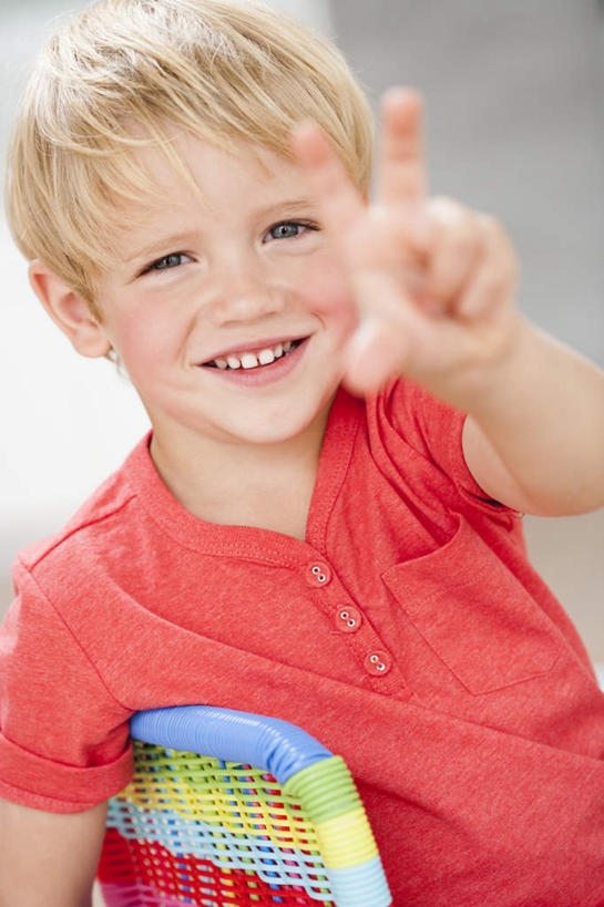 西方人,儿童,一个人,坐,竖图,彩色,室内,白天,正面,纯洁,椅子,欧洲,欧洲人,仅一个男性,仅一个人,条纹,服装,朦胧,模糊,墙,注视,休闲装,墙壁,墙面,小孩,衣服,红色,观察,看,趴着,仅一个小孩,休闲,休闲服,可爱,童年,童趣,服饰,观看,察看,关注,童真,烂漫,无邪,天真,男孩,男人,男性,白种人,孩子,趴,坐着,半身,彩图,男生