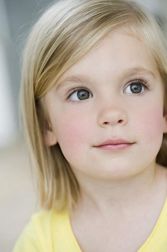 西方人,儿童,脸,头,脸颊,一个人,站,笑,微笑,竖图,室内,特写,白天,正面,T恤衫,纯洁,欧洲,欧洲人,仅一个女性,仅一个人,服装,朦胧,模糊,地面,T恤,注视,休闲装,小孩,衣服,黄色,观察,看,站着,仅一个小孩,休闲,休闲服,金色,可爱,童年,童趣,服饰,观看,察看,关注,童真,烂漫,无邪,天真,女孩,女人,女性,白种人,孩子,头部,长发,直发,脸部,脸蛋,面部,站立,半身,彩图,女生