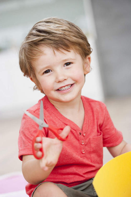 西方人,儿童,一个人,坐,笑,微笑,竖图,室内,白天,正面,纯洁,欧洲,欧洲人,仅一个男性,仅一个人,握,修剪,服装,朦胧,模糊,艺术,工具,剪刀,纸艺,手工艺品,墙,棕色,地面,拿,拿着,注视,休闲装,文化,墙壁,墙面,小孩,衣服,粉色,黄色,红色,纸制品,工艺品,剪纸,观察,看,仅一个小孩,休闲,休闲服,可爱,童年,童趣,握着,服饰,观看,裁剪,察看,剪子,剪裁,切割,高雅,关注,童真,烂漫,无邪,自信心,品位,剪画,刻纸,天真,男孩,男人,男性,白种人,孩子,坐着,半身,彩图,短发,男生