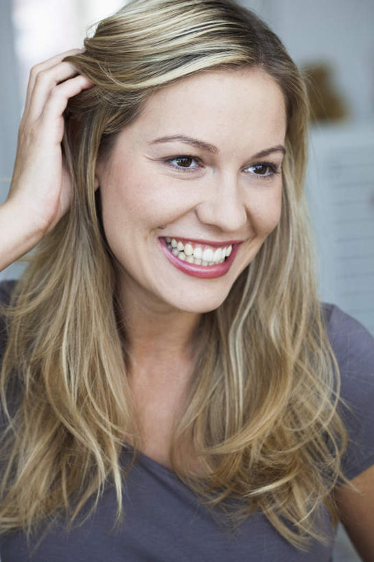 西方人,脸,头,脸颊,头发,一个人,站,笑,摸,微笑,露齿笑,竖图,室内,特写,白天,正面,T恤衫,欧洲,欧洲人,仅一个女性,仅一个人,抚摸,服装,墙,T恤,注视,休闲装,墙壁,墙面,衣服,蓝色,观察,看,站着,仅一个中年女性,休闲,休闲服,金色,抓,服饰,观看,察看,关注,女人,女性,中年女性,白种人,头部,长发,脸部,脸蛋,面部,触摸,接触,站立,半身,彩图