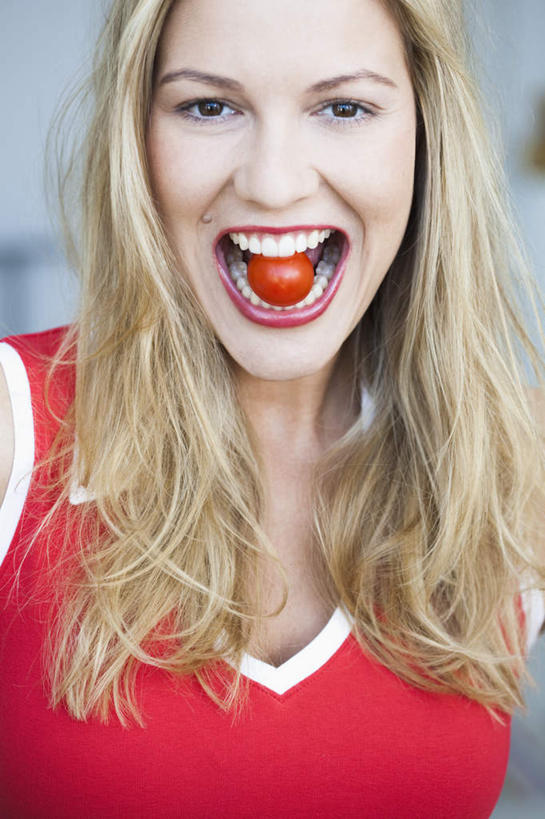 西方人,脸,头,脸颊,头发,一个人,站,笑,吃,微笑,露齿笑,竖图,室内,特写,白天,正面,窗户,蔬菜,西红柿,小番茄,欧洲,欧洲人,仅一个女性,仅一个人,咬,服装,新鲜,背心,墙,食品,注视,玻璃窗,墙壁,墙面,食物,一个,衣服,红色,观察,看,站着,张嘴,仅一个中年女性,金色,服饰,有机食品,绿色食品,单个,观看,咬着,察看,衣着,穿着,关注,张大嘴巴,衣饰,小西红柿,樱桃小番茄,珍珠小番茄,女人,女性,中年女性,白种人,头部,长发,脸部,脸蛋,面部,张开嘴,樱桃番茄,圣女果,番茄,嚼,食,站立,半身,彩图