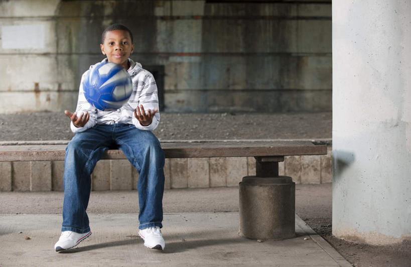 西方人,儿童,一个人,坐,捧,笑,微笑,横图,室外,白天,正面,纯洁,欧洲,非洲,黑人,欧洲人,仅一个男性,仅一个人,服装,裤子,凳子,墙,石凳,注视,牛仔裤,休闲装,墙壁,墙面,小孩,衣服,观察,看,仅一个小孩,休闲,休闲服,可爱,童年,童趣,服饰,观看,察看,关注,童真,烂漫,无邪,天真,男孩,男人,男性,非洲人,孩子,端,端着,捧着,手捧,坐着,彩图,全身,男生