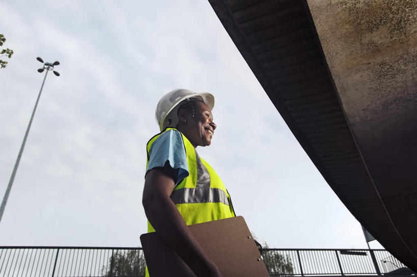 西方人,一个人,工程师,建筑工人,建筑师,栏杆,站,横图,室外,白天,仰视,工作服,制服,大桥,建筑,立交桥,路灯,桥梁,帽子,照明,欧洲,非洲,黑人,欧洲人,仅一个女性,仅一个人,握,阴影,检查,光线,头盔,影子,云,云朵,高架,围栏,桥,混凝土,灯光,拿,云彩,拿着,注视,护栏,灯,黄色,蓝色,白云,蓝天,天空,阳光,安全帽,建筑工地,天,观察,看,站着,仅一个中年女性,握着,晴朗,观看,照亮,察看,照明设备,关注,记录板,修建,记事板,地盘,建筑地盘,施工地盘,修筑,工作制服,女人,女性,中年女性,非洲人,晴空,立体交叉桥,技师,建筑工,建筑设计师,站立,半身,彩图,低角度拍摄,工作套服,工地,安全服,反光背心,反光服,反光衣