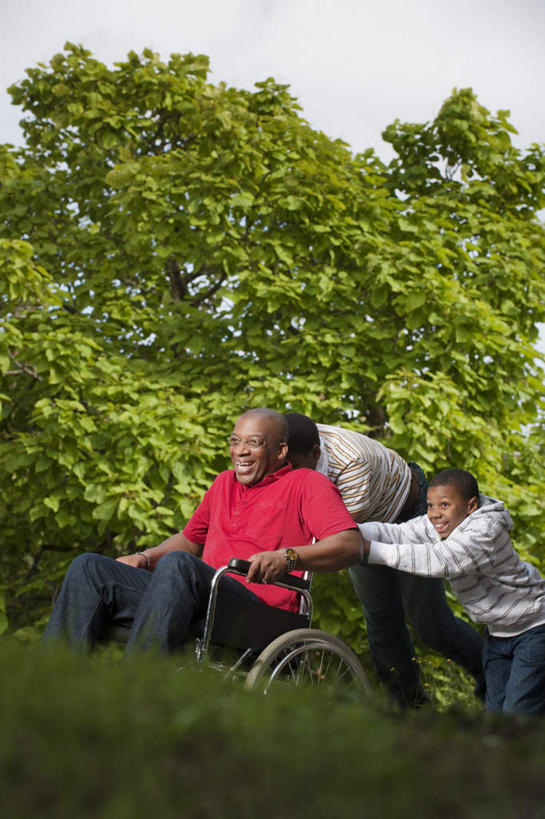 西方人,儿童,中年人,两个人,家庭,父亲,儿子,病人,坐,笑,微笑,竖图,室外,白天,仰视,纯洁,草地,草坪,植物,欧洲,非洲,黑人,欧洲人,阴影,服装,光线,工具,影子,云,云朵,云彩,注视,休闲装,草,树,树木,小孩,衣服,红色,蓝色,绿色,白色,白云,蓝天,天空,阳光,自然,轮椅,天,复健,观察,看,休闲,康复,温暖,温馨,父子,一家人,休闲服,器械,父爱,可爱,童年,童趣,服饰,生长,晴朗,成长,观看,和睦,察看,医疗设备,关注,病患,医疗器械,残疾,残疾人,医疗工具,童真,伤残,烂漫,无邪,辅助设备,残障,弱势群体,天真,男孩,男人,男性,中年男性,非洲人,孩子,患者,就医者,晴空,坐着,半身,彩图,低角度拍摄,融洽,男生
