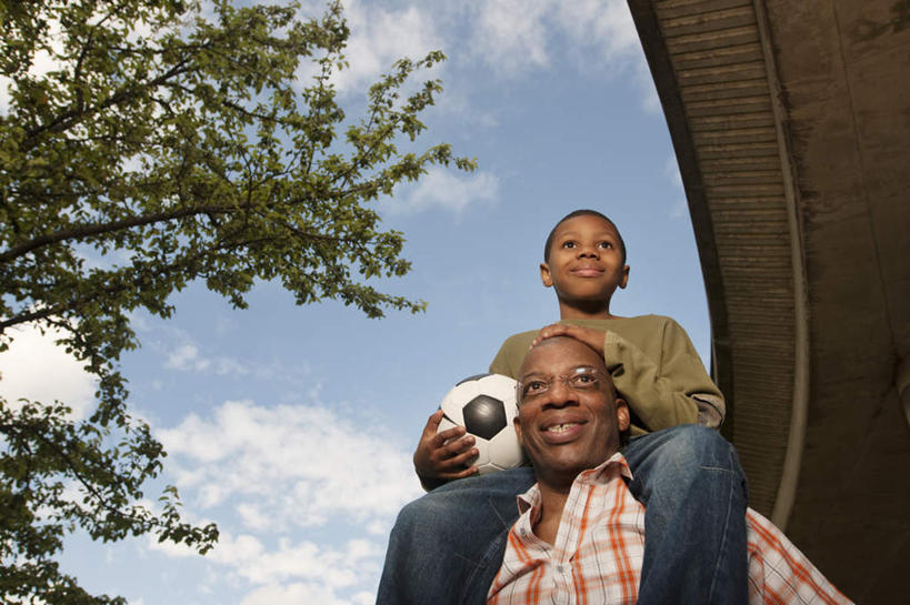 西方人,儿童,中年人,两个人,家庭,父亲,儿子,站,摸,横图,室外,白天,仰视,衬衫,纯洁,足球,植物,欧洲,非洲,黑人,欧洲人,抚摸,握,阴影,服装,裤子,光线,方格,格子,影子,云,云朵,足球装备,拿,云彩,拿着,注视,牛仔裤,休闲装,运动器械,树,树木,小孩,骑,衣服,蓝色,绿色,白云,蓝天,天空,阳光,自然,天,观察,看,扛,站着,休闲,温暖,温馨,父子,一家人,休闲服,健身器械,父爱,可爱,童年,童趣,握着,服饰,生长,晴朗,成长,观看,和睦,察看,关注,健身器材,童真,烂漫,无邪,蹴鞠,扛在肩上,骑在肩上,天真,足球运动,男孩,男人,男性,中年男性,非洲人,孩子,晴空,触摸,接触,站立,半身,彩图,低角度拍摄,衬衣,融洽,运动器材,男生