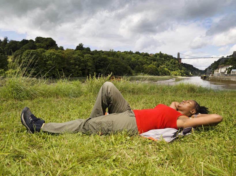 西方人,一个人,躺,闭眼,睡,横图,室外,白天,侧面,草地,草坪,植物,欧洲,非洲,黑人,欧洲人,仅一个女性,仅一个人,阴影,服装,光线,背心,影子,云,云朵,云彩,草,树,树木,衣服,红色,蓝色,绿色,白云,蓝天,天空,阳光,自然,天,仅一个中年女性,服饰,生长,晴朗,成长,双手抱头,衣着,穿着,衣饰,卧着,女人,女性,中年女性,非洲人,晴空,闭眼睛,闭着眼,闭着眼睛,困,困觉,寝息,睡觉,躺着,卧,彩图,全身