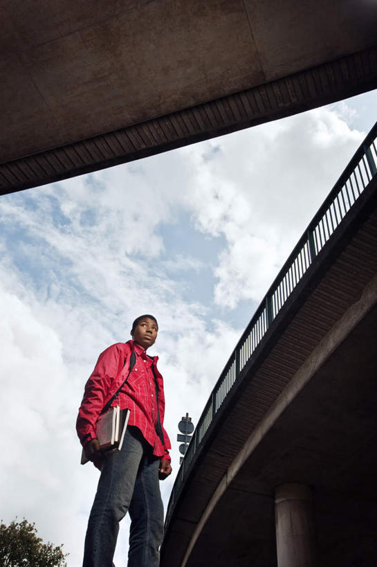 西方人,一个人,栏杆,站,竖图,室外,白天,仰视,道路,路,公路,书籍,欧洲,非洲,黑人,欧洲人,仅一个男性,仅一个人,握,阴影,服装,光线,影子,云,云朵,高架,围栏,记事本,交通,拿,云彩,拿着,注视,休闲装,护栏,仅一个年轻男性,衣服,红色,蓝色,白云,蓝天,天空,阳光,本子,笔记本,天,观察,看,站着,休闲,休闲服,握着,服饰,晴朗,观看,察看,关注,高架桥,高架道路,跨线桥,男人,男性,年轻男性,非洲人,书,图书,晴空,站立,半身,彩图,低角度拍摄