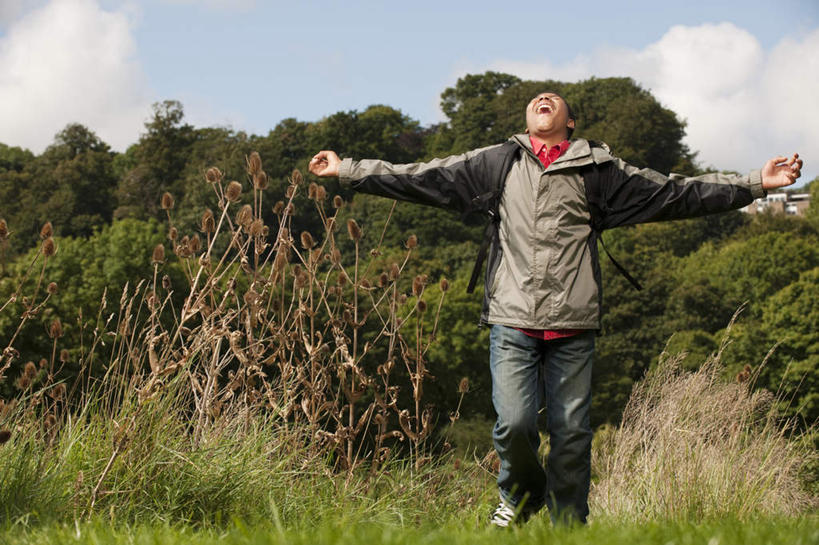 西方人,一个人,站,伸展双臂,笑,微笑,露齿笑,横图,室外,白天,正面,草地,草坪,植物,欧洲,非洲,黑人,欧洲人,仅一个男性,仅一个人,阴影,服装,光线,影子,云,云朵,棕色,云彩,注视,休闲装,草,树,树木,仅一个年轻男性,衣服,蓝色,绿色,白云,蓝天,天空,阳光,自然,天,看,站着,休闲,休闲服,服饰,生长,晴朗,成长,关注,男人,男性,年轻男性,非洲人,晴空,敞开双臂,伸开双臂,抬头,仰头,展开双肩,站立,张开手臂,张开双臂,彩图,全身