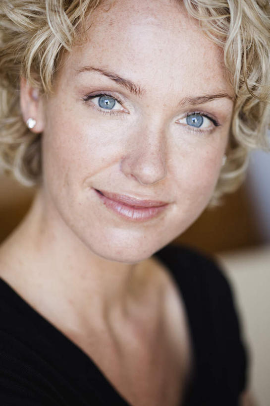 西方人,脸,头,脸颊,一个人,坐,笑,微笑,竖图,室内,特写,白天,正面,T恤衫,欧洲,欧洲人,仅一个女性,仅一个人,服装,朦胧,模糊,T恤,注视,休闲装,衣服,黑色,观察,看,仅一个中年女性,休闲,休闲服,金色,服饰,观看,察看,关注,女人,女性,中年女性,白种人,头部,卷发,脸部,脸蛋,面部,坐着,半身,彩图,短发