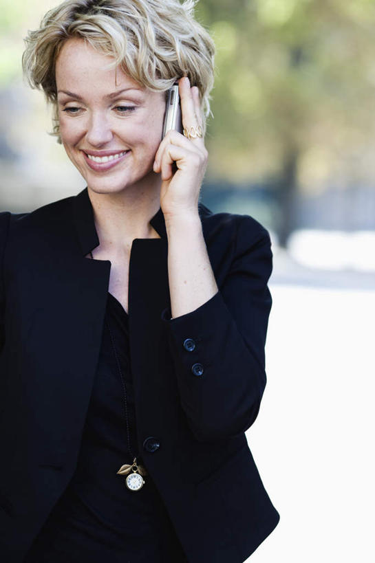 西方人,一个人,商务人士,商务女性,站,笑,打电话,微笑,露齿笑,竖图,室外,白天,正面,植物,道路,路,公路,电话,手机,欧洲,欧洲人,仅一个女性,仅一个人,握,阴影,套装,朦胧,模糊,光线,影子,交通,拿,拿着,注视,通讯设备,树,树木,绿色,黑色,阳光,自然,观察,看,站着,仅一个中年女性,金色,握着,生长,成长,观看,察看,关注,商务装,工薪阶层,交流,女人,女性,中年女性,白种人,卷发,白领,上班族,马路,沟通,通话,站立,半身,彩图,短发