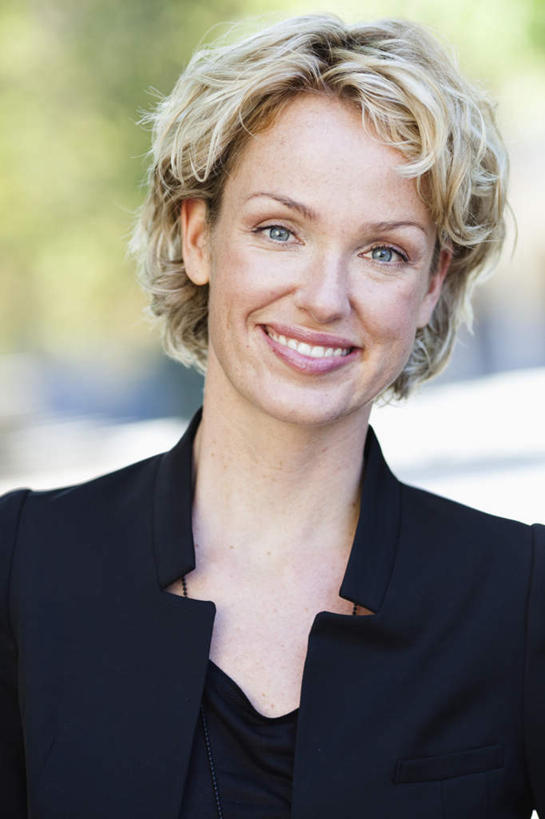 西方人,脸,头,脸颊,一个人,商务人士,商务女性,笑,微笑,露齿笑,竖图,室外,特写,白天,正面,植物,道路,路,公路,欧洲,欧洲人,仅一个女性,仅一个人,阴影,套装,朦胧,模糊,光线,影子,交通,注视,肩膀,树,树木,绿色,黑色,阳光,自然,观察,看,仅一个中年女性,金色,生长,成长,观看,察看,关注,商务装,工薪阶层,女人,女性,中年女性,白种人,头部,卷发,脸部,脸蛋,面部,白领,上班族,马路,半身,彩图,短发